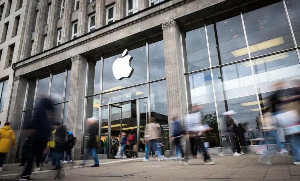 With Growth Slowing, Is Apple Stock Still A Buy?