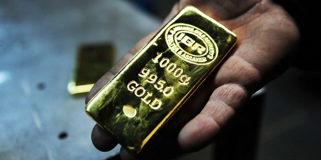 Gold ends session higher, posts biggest weekly loss since February