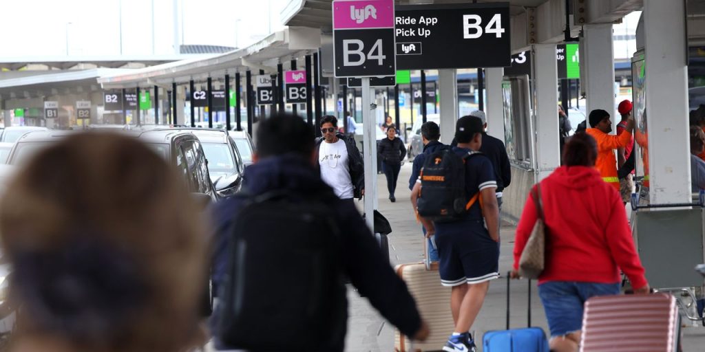 Jobless claims hit 264,000 in latest week, highest level since October 2021