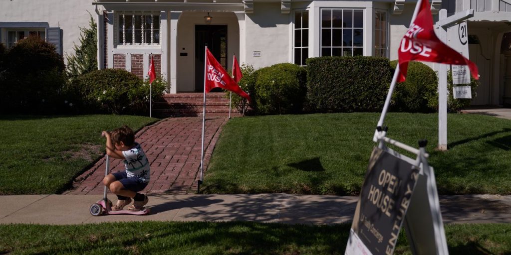 U.S. house prices experience the largest yearly decline since January 2012