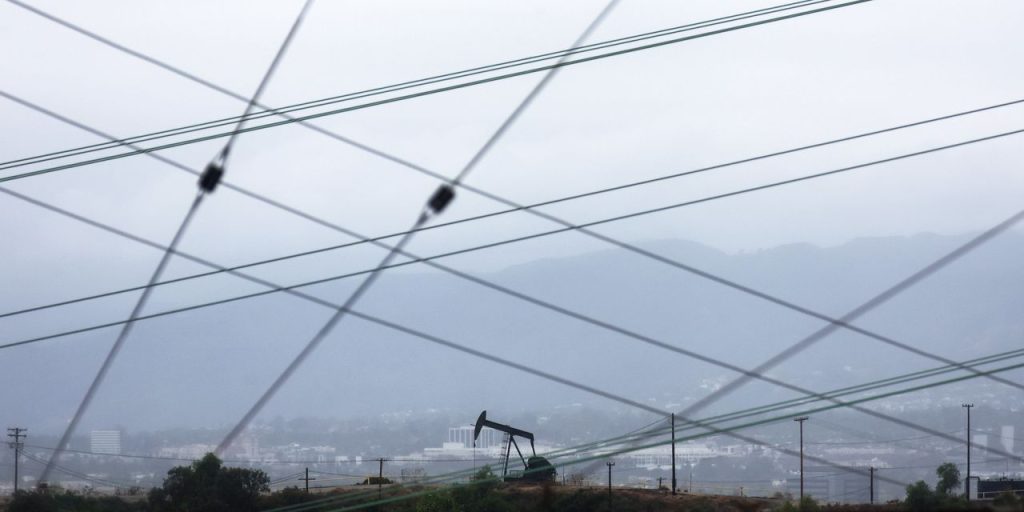 Oil futures settle at their lowest in a week, as recession worries pull prices down a second day