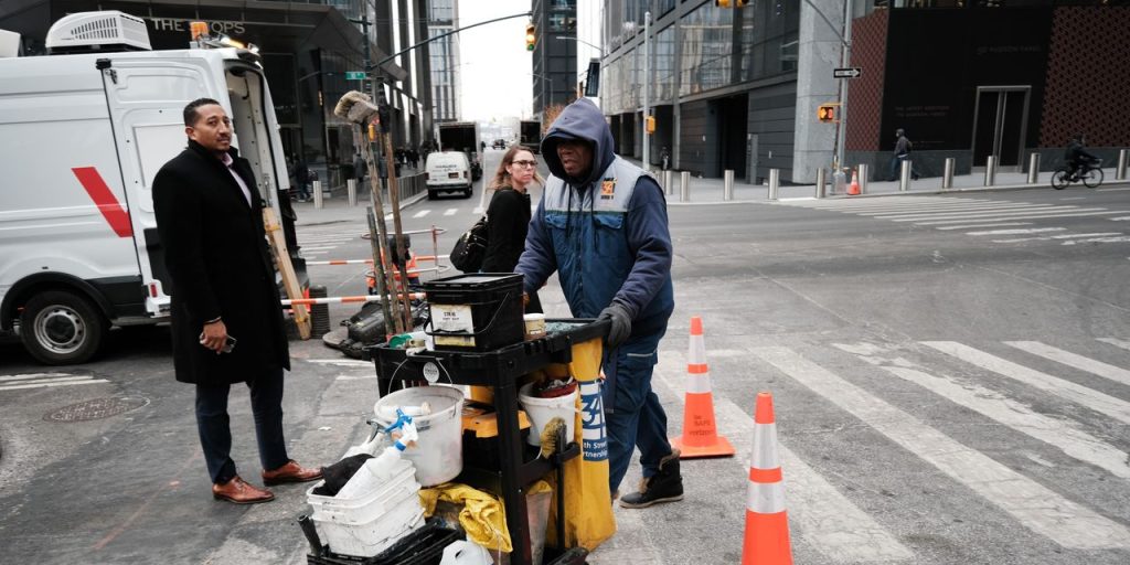 Slowing U.S. economy gets closer to recession, leading index signals