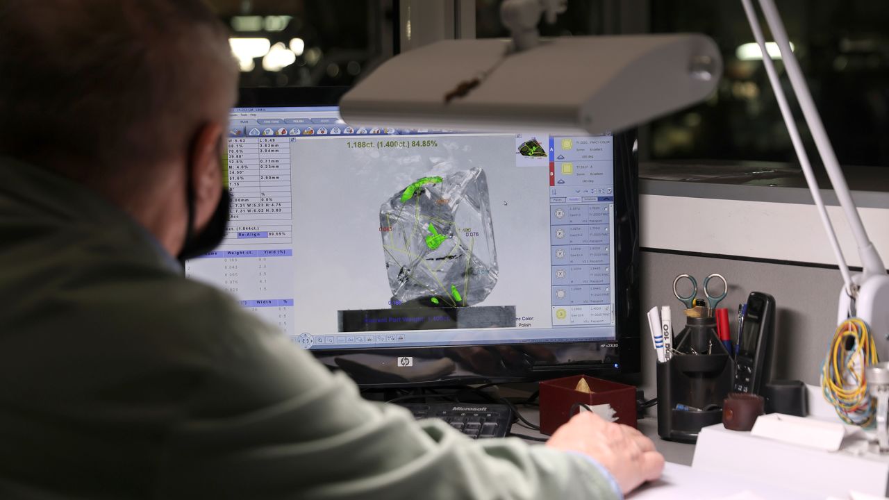 A 3D-model of a rough diamond is seen on a screen at the 