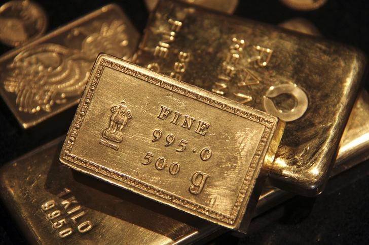 Gold ends down 3rd day, clinging to $1,940 support