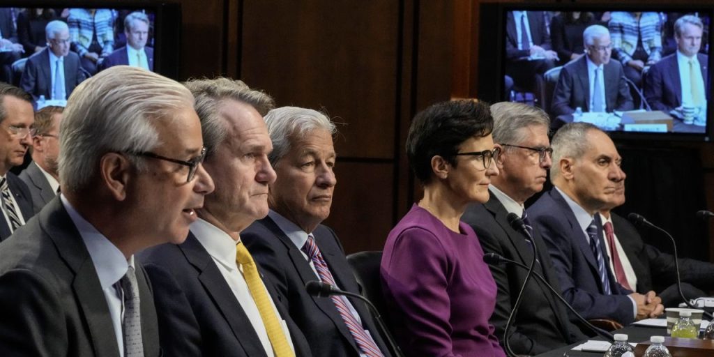 U.S. bank lending picks up slightly for second straight week