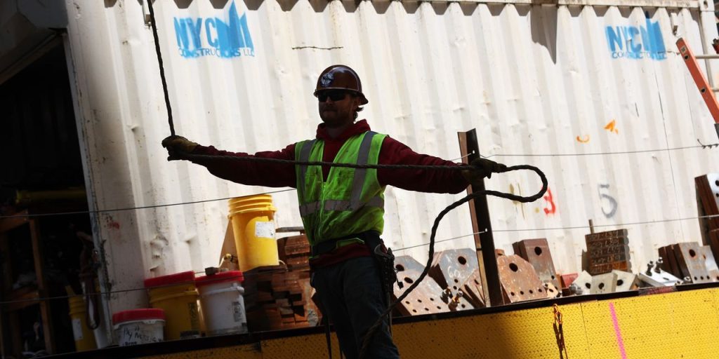 U.S. jobless claims top 262,000 and stick near highest level in almost two years