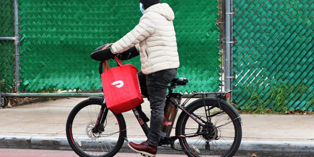 DoorDash gives delivery workers a choice: get paid by the hour or by the gig