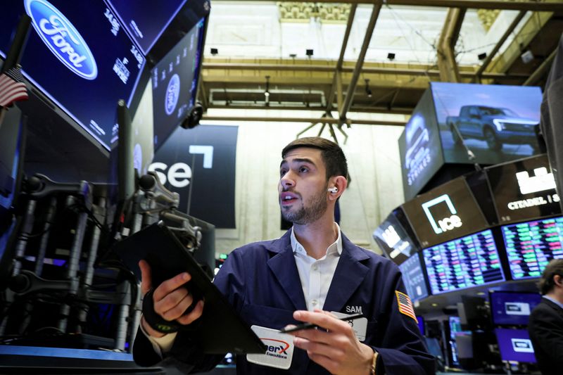 Stock market today: Dow slips, but extends weekly gain following Fed pause