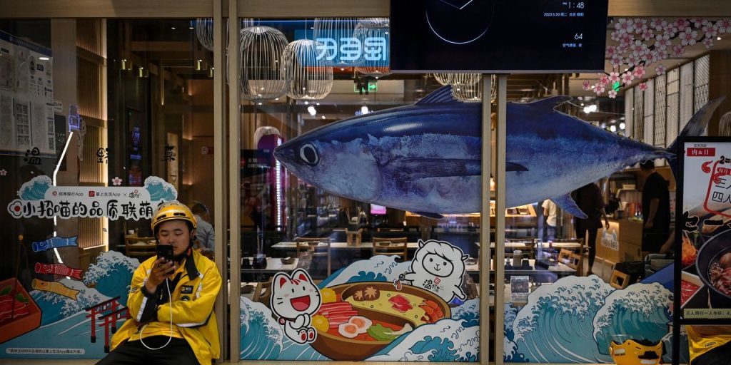 U.S. stocks slightly lower with Fed minutes ahead