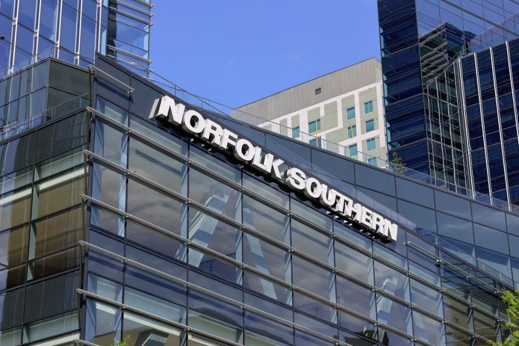 Which Is A Better Railroad Pick – Norfolk Southern Stock Or CSX?
