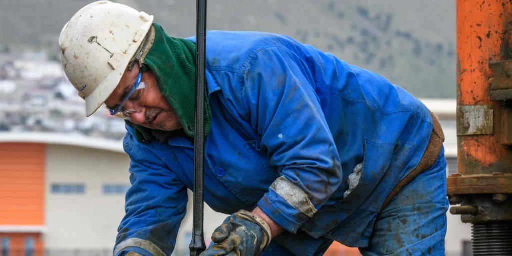 Oil prices score weekly gain as worries rise over Red Sea