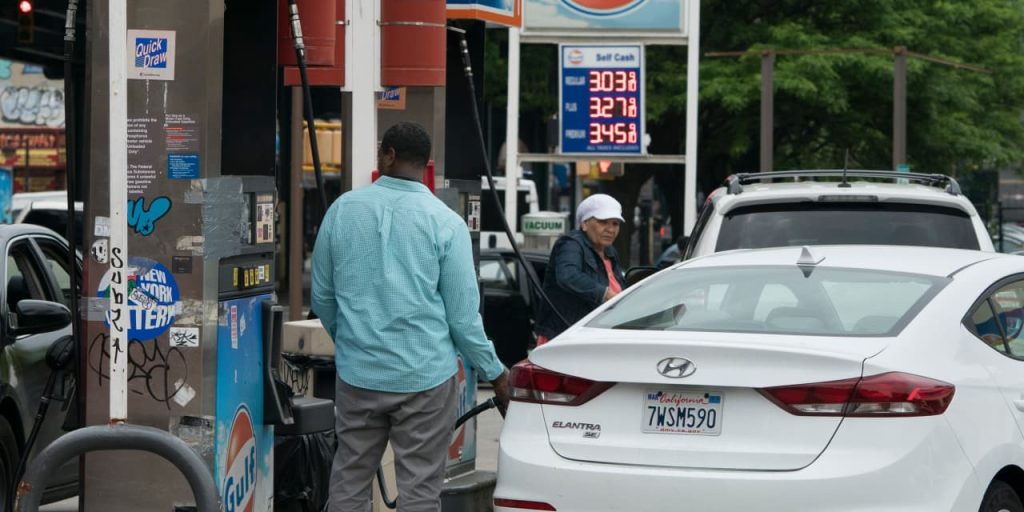 Gasoline prices fall to 2023 low and may fall below $3 per gallon amid record U.S. oil production