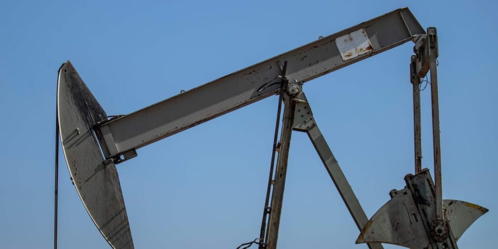 Oil prices post biggest weekly loss since October