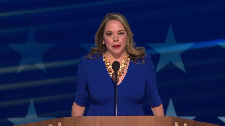 Fmr. Advisor to Mike Pence Olivia Troye addresses the DNC